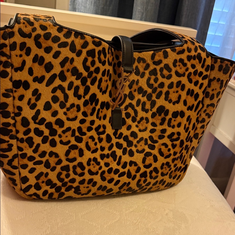 Saint Laurent Le 5 A 7 Bea Leopard Print Tote Bag - Picture 2 of 16